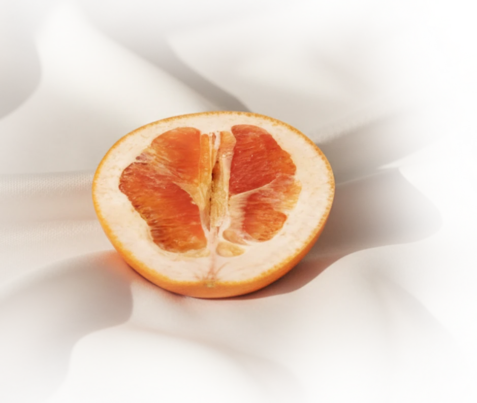 Metade de uma toranja sobre tecido branco